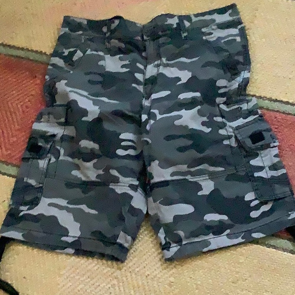 Beverly Hills polo club camouflage cargo shorts.  B39 761